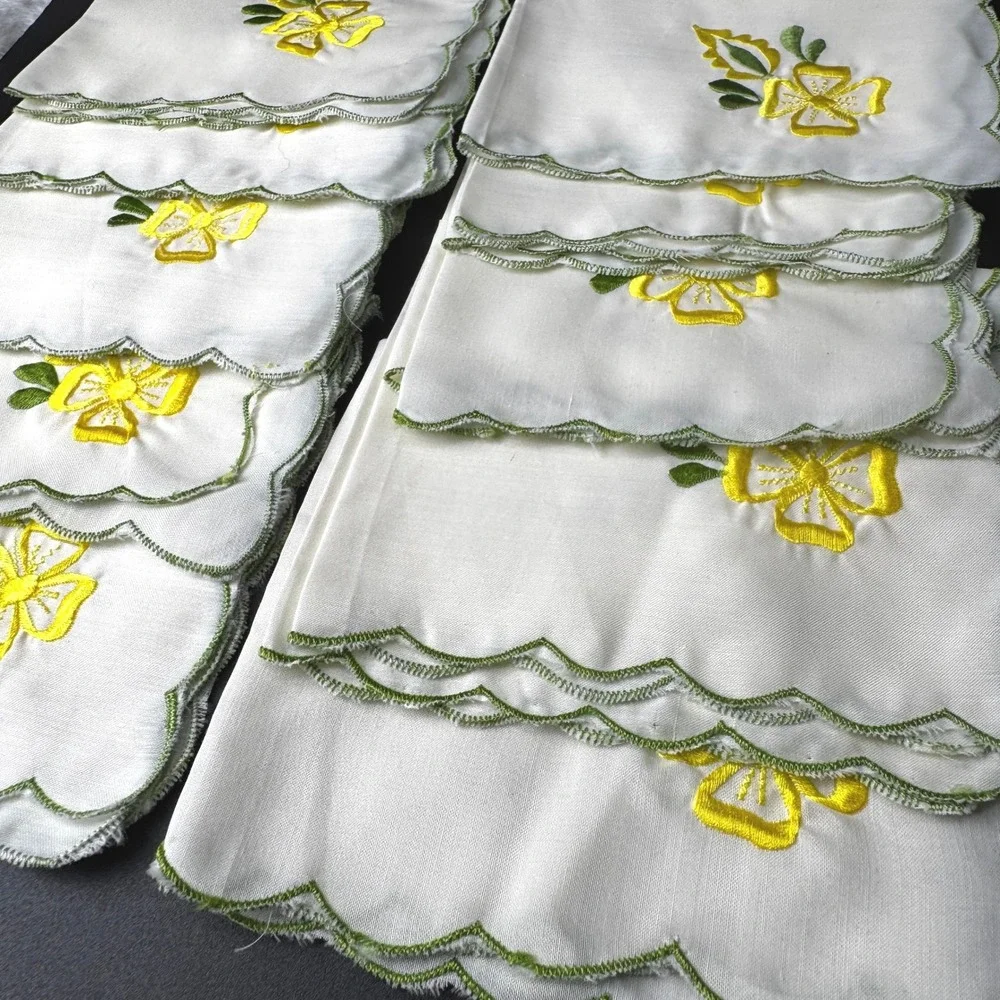 Vintage 10 Embroidered Cocktail Luncheon Napkins 10 Cottagecore Floral Scalloped